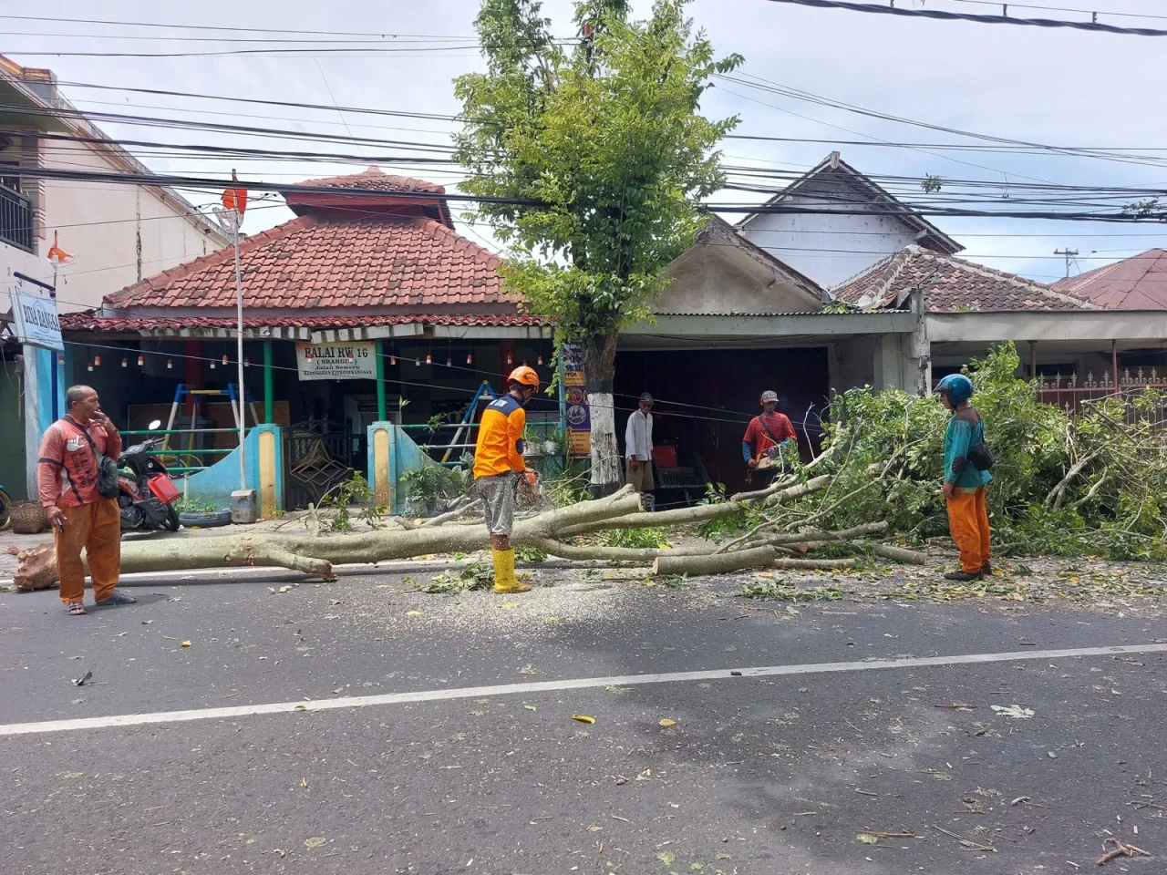 Angin Kencang Terjang...