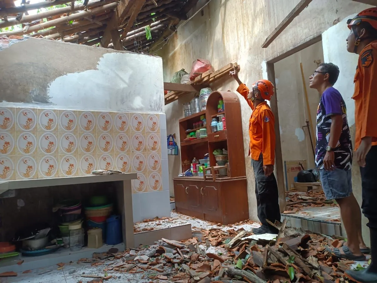 Angin Kencang Terjang...