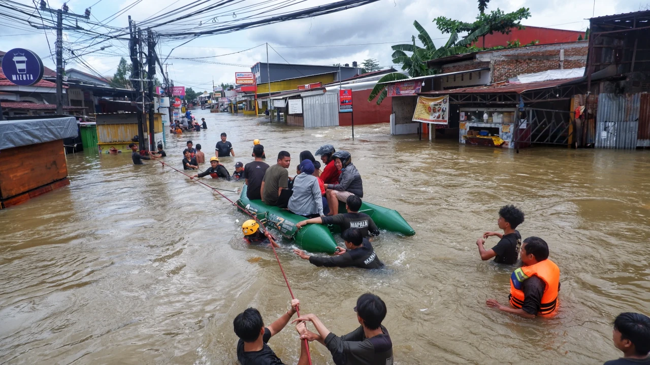 Banjir Rendam Makassar,...