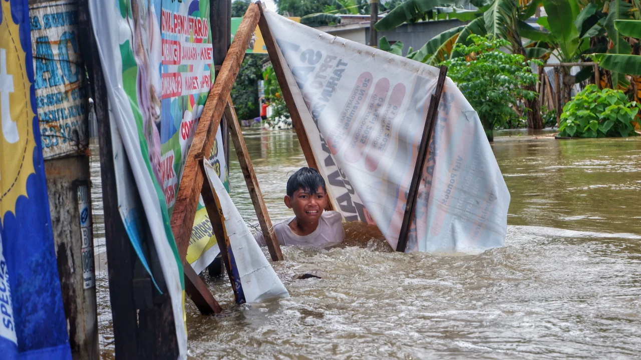 Banjir Rendam Makassar,...