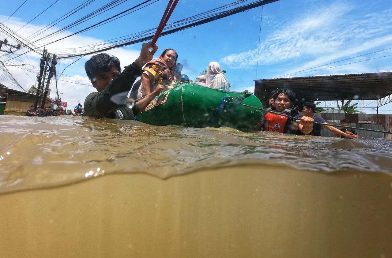 Banjir Rendam Makassar,...