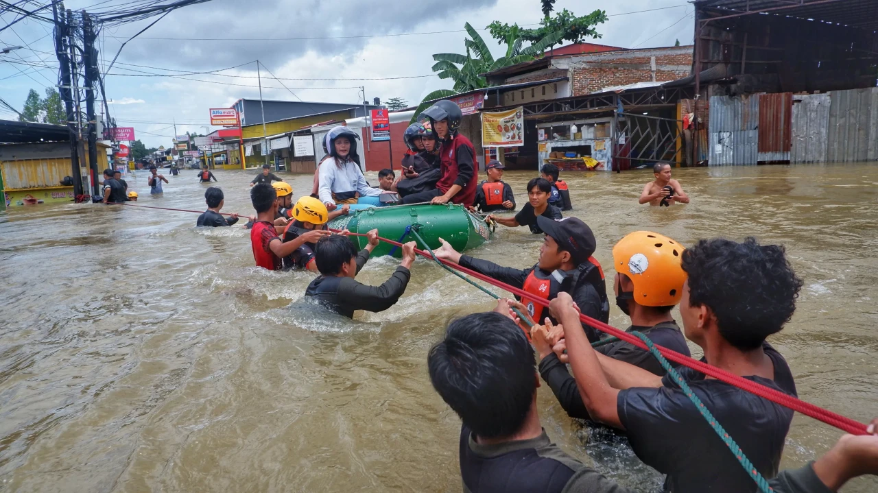 Banjir Rendam Makassar,...