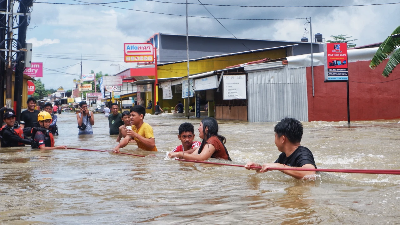 Banjir Rendam Makassar,...