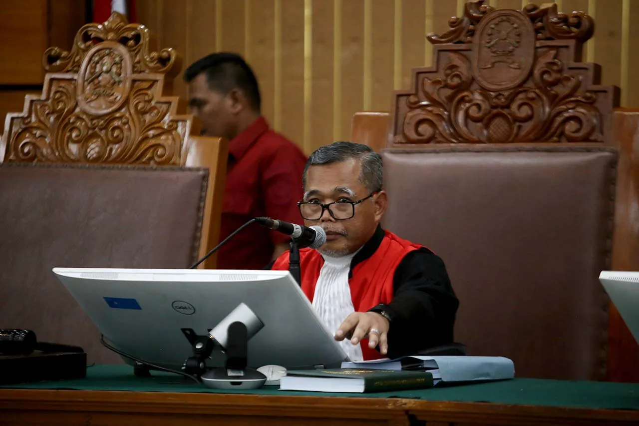 Hakim Tolak Praperadilan,...