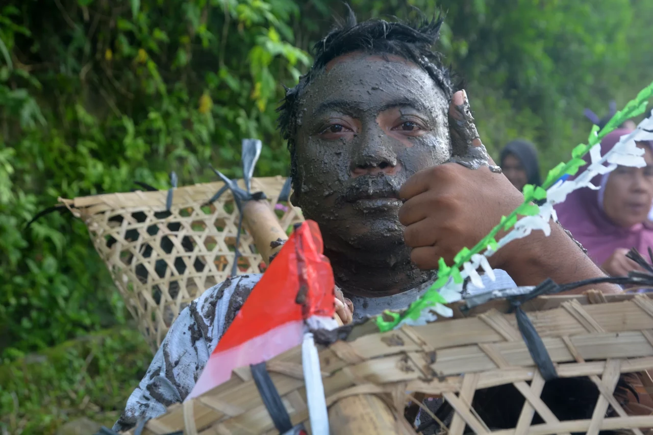 Kirab Budaya dan Tradisi...