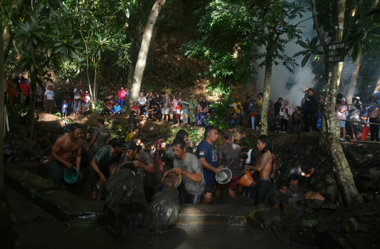 Kirab Budaya dan Tradisi...