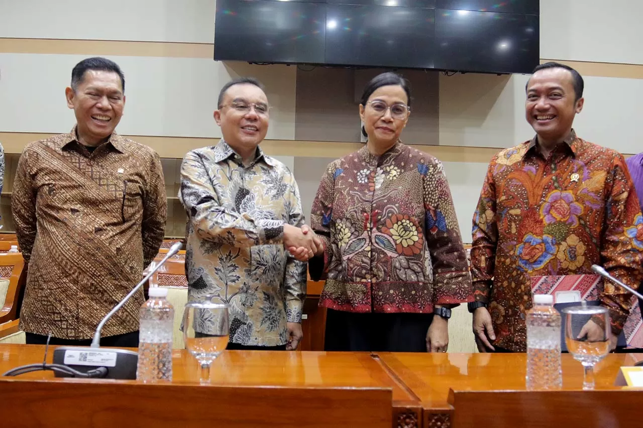 Sri Mulyani Berikan...