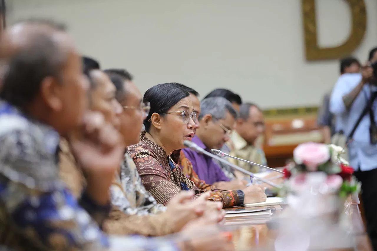 Sri Mulyani Berikan...