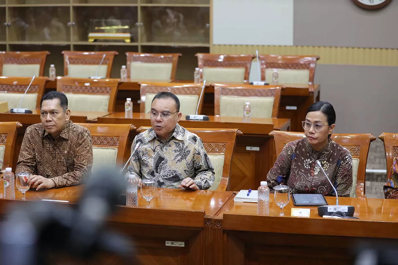 Sri Mulyani Berikan...
