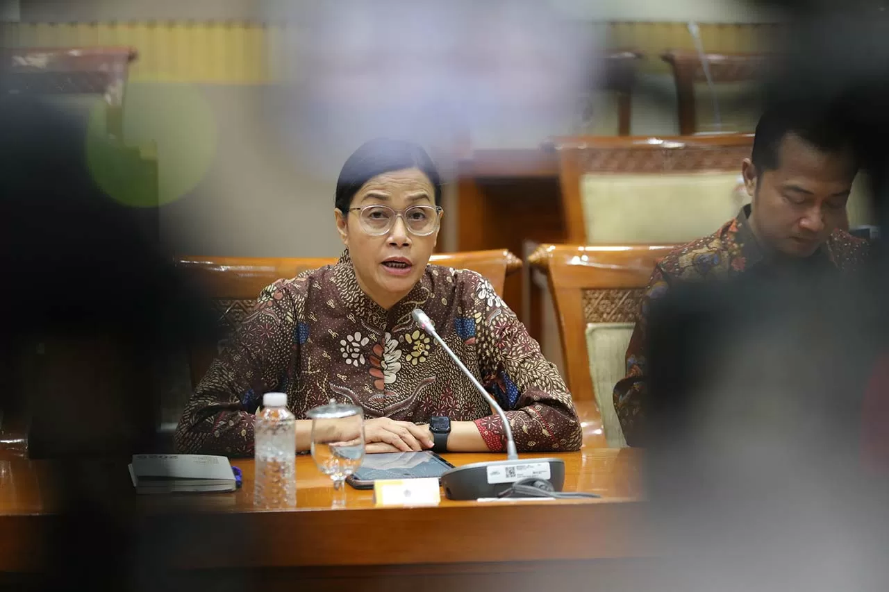 Sri Mulyani Berikan...