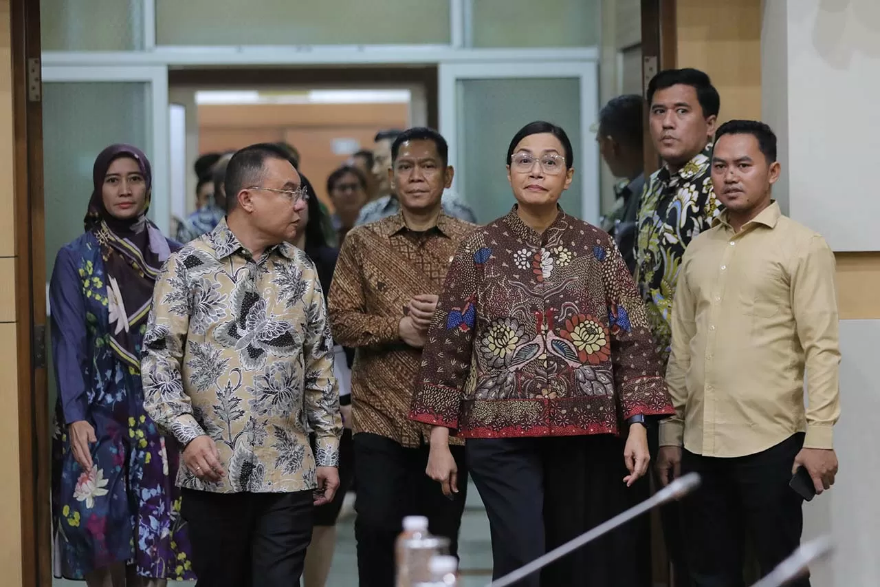 Sri Mulyani Berikan...