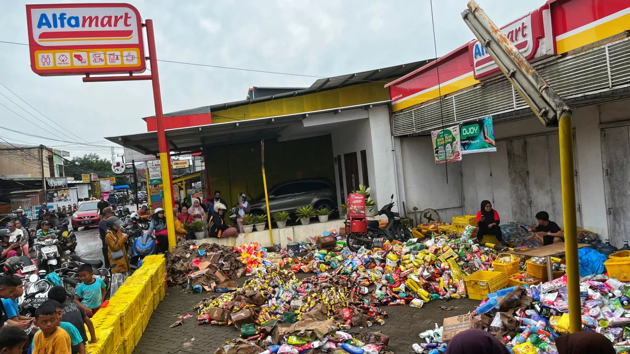 Banjir Landa Alfamart...