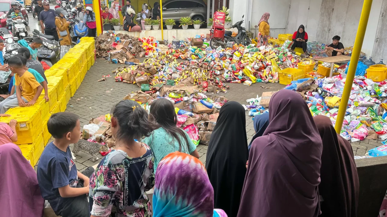 Banjir Landa Alfamart...