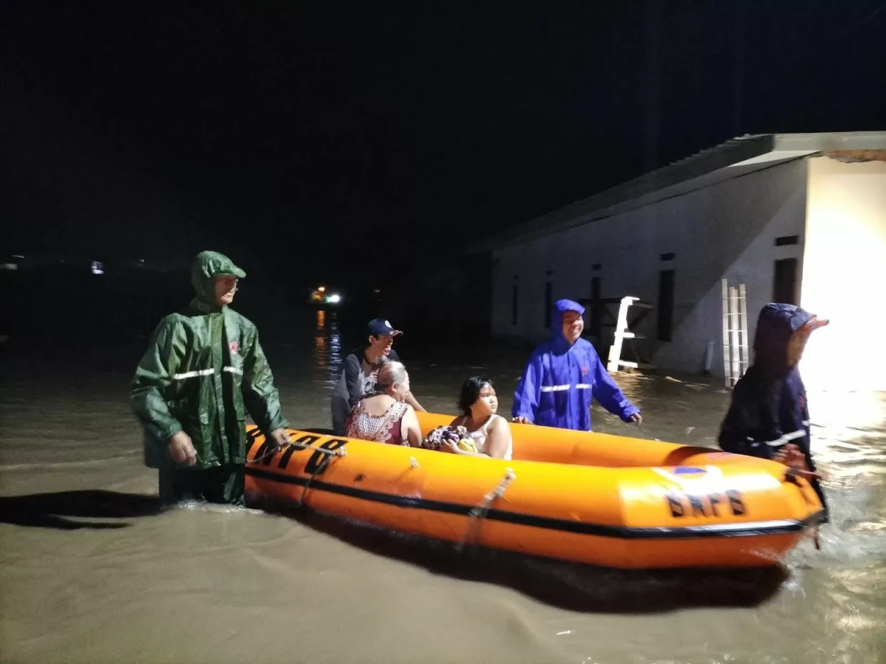 Banjir Terjang Desa...