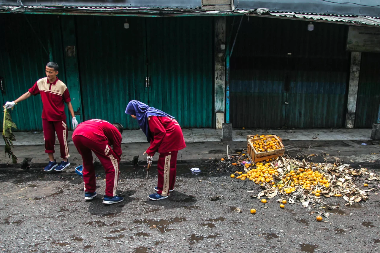 Potret Siswa Bersihkan...