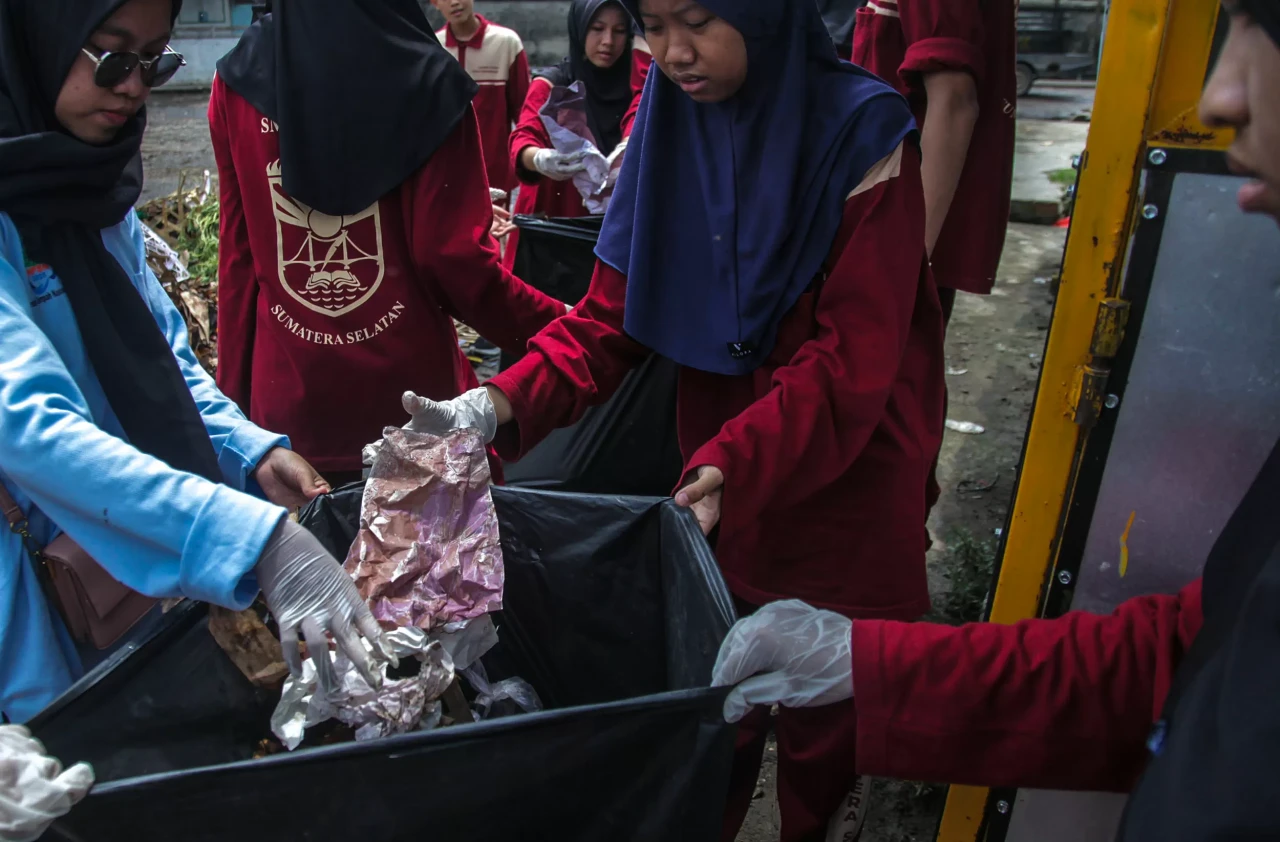 Potret Siswa Bersihkan...