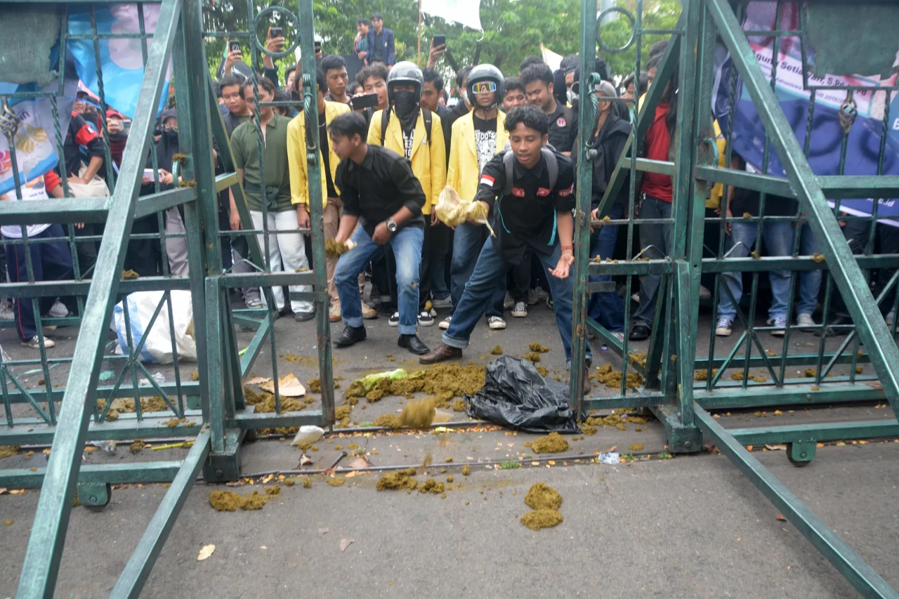 Tolak Efisiensi Anggaran,...