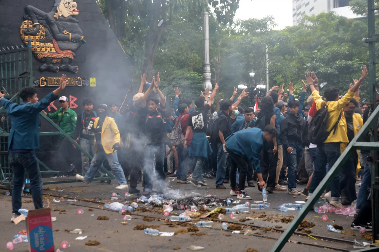 Tolak Efisiensi Anggaran,...
