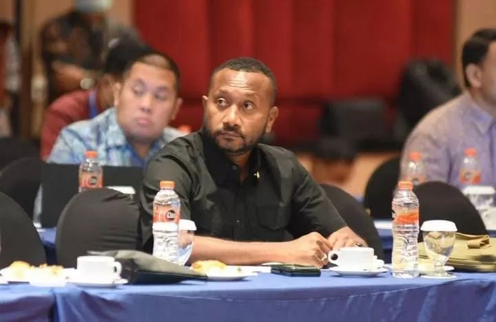 Anggota DPR RI Yan Mandenas...