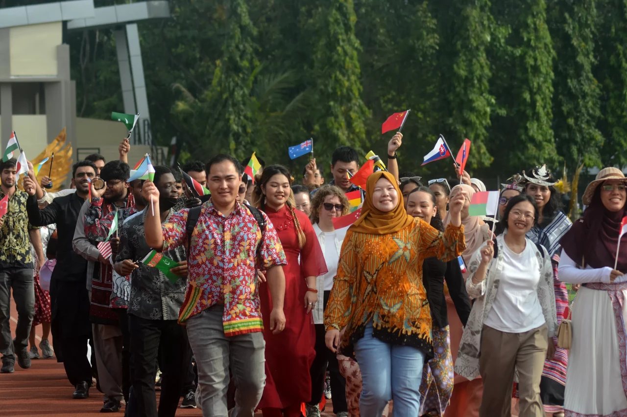 Defile hingga Atraksi...