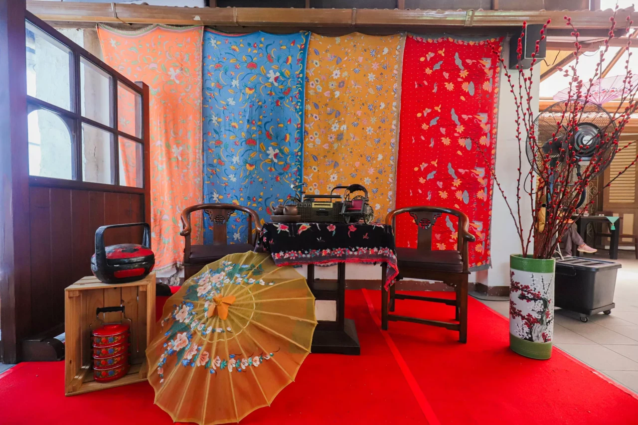 Menyantap Hidangan Peranakan...