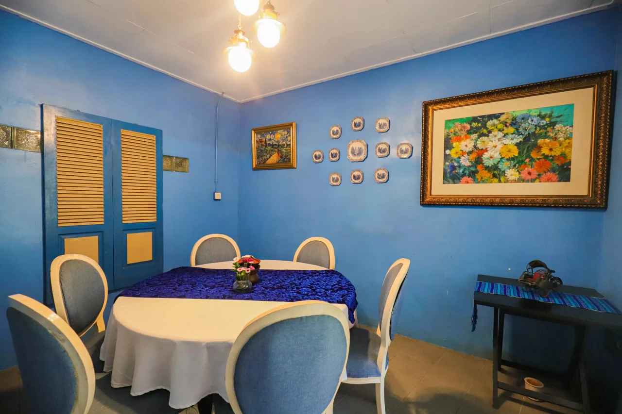 Menyantap Hidangan Peranakan...