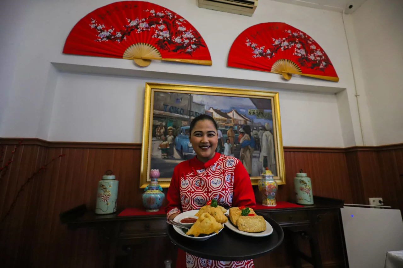 Menyantap Hidangan Peranakan...