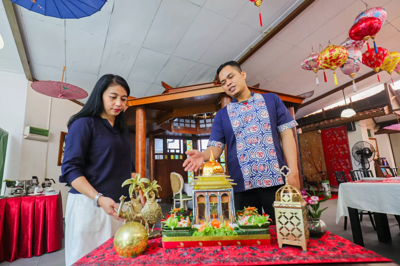 Menyantap Hidangan Peranakan...