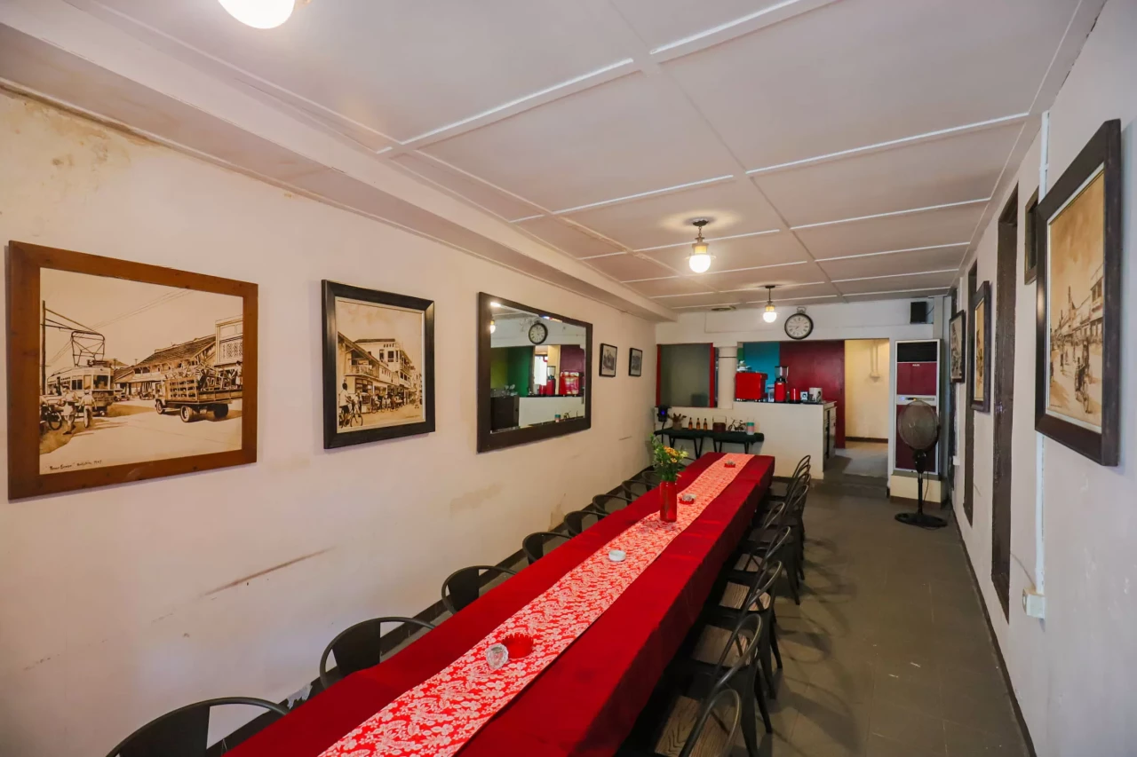 Menyantap Hidangan Peranakan...