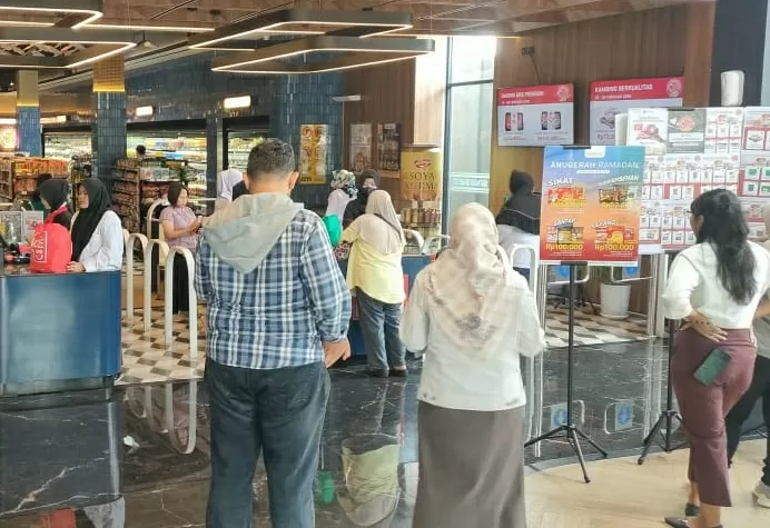 Bapanas Gandeng Suri...