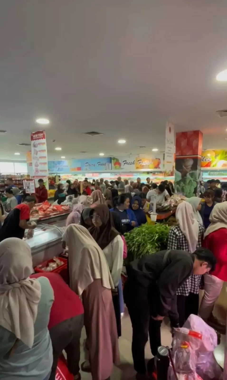 Bapanas Gandeng Suri...