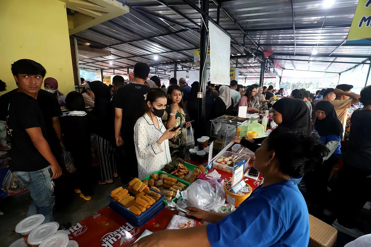 Antusias Warga Berburu...