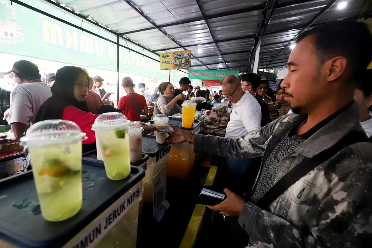 Antusias Warga Berburu...