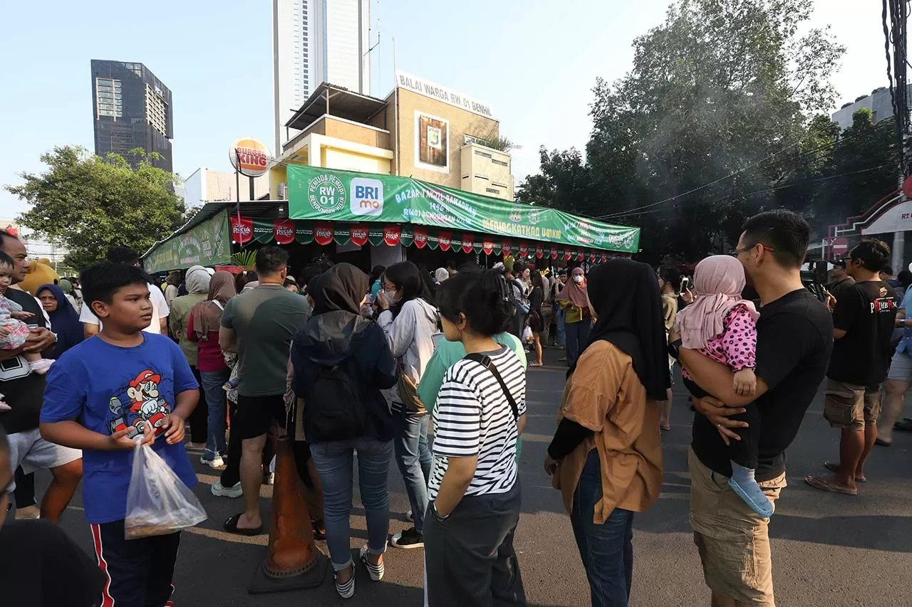 Antusias Warga Berburu...