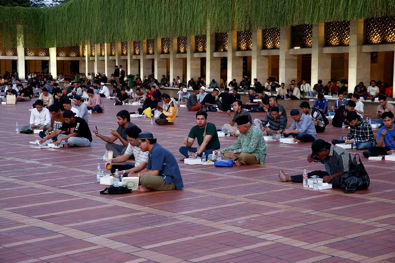Kehangatan Ramadan,...
