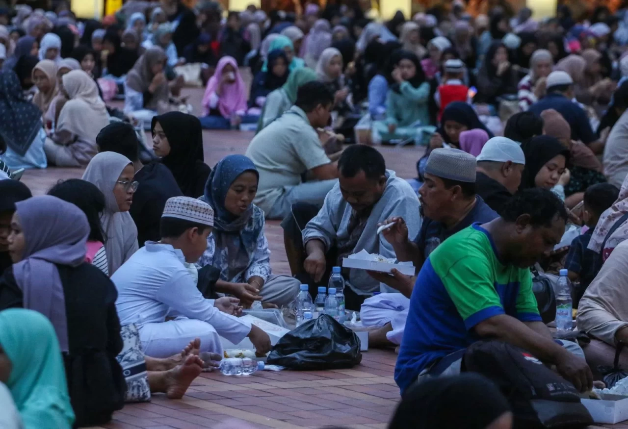 Berbuka Puasa di Masjid...