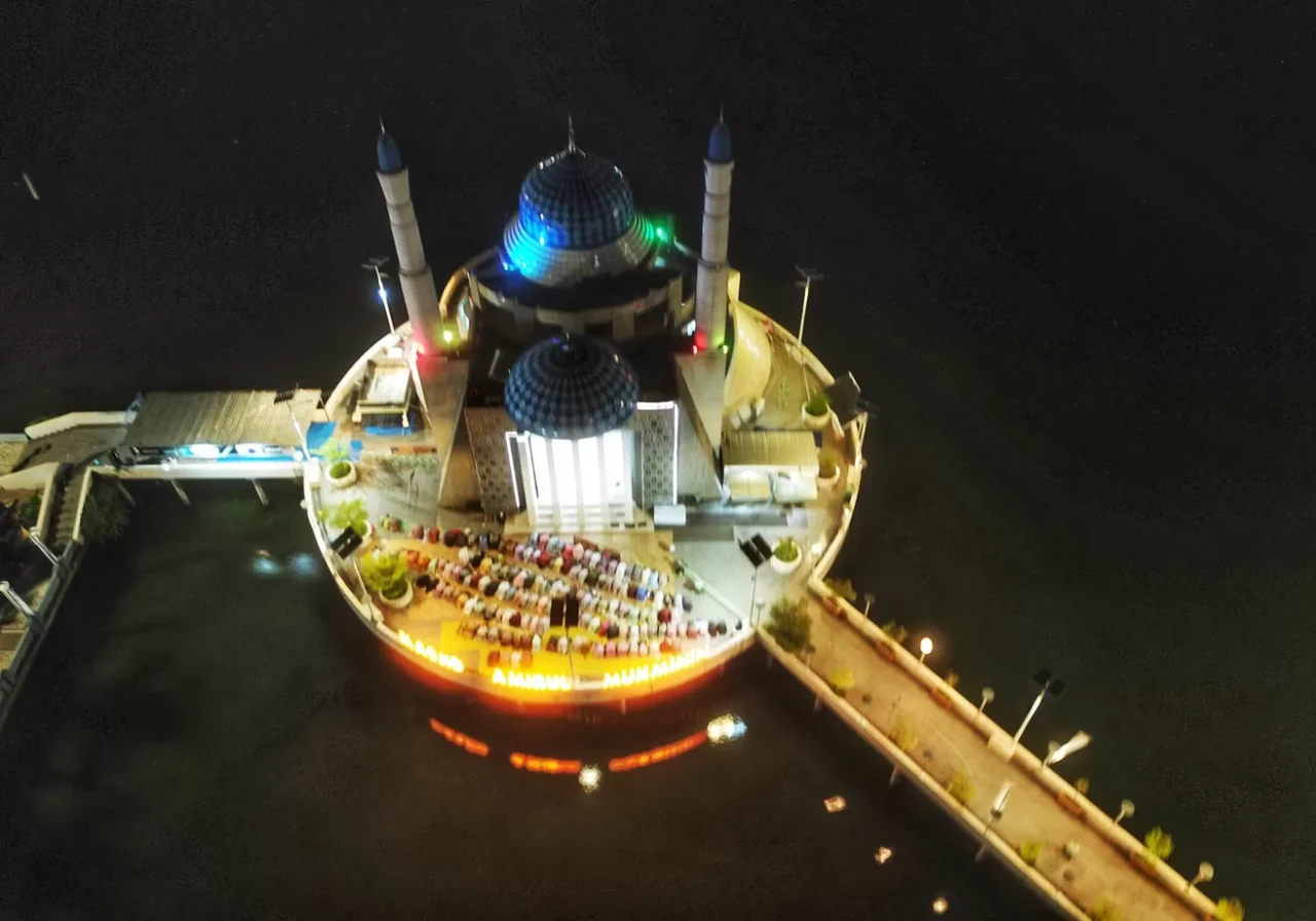 Masjid Terapung Amirul...