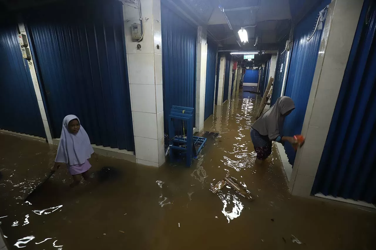 Kali Pesanggrahan Meluap,...