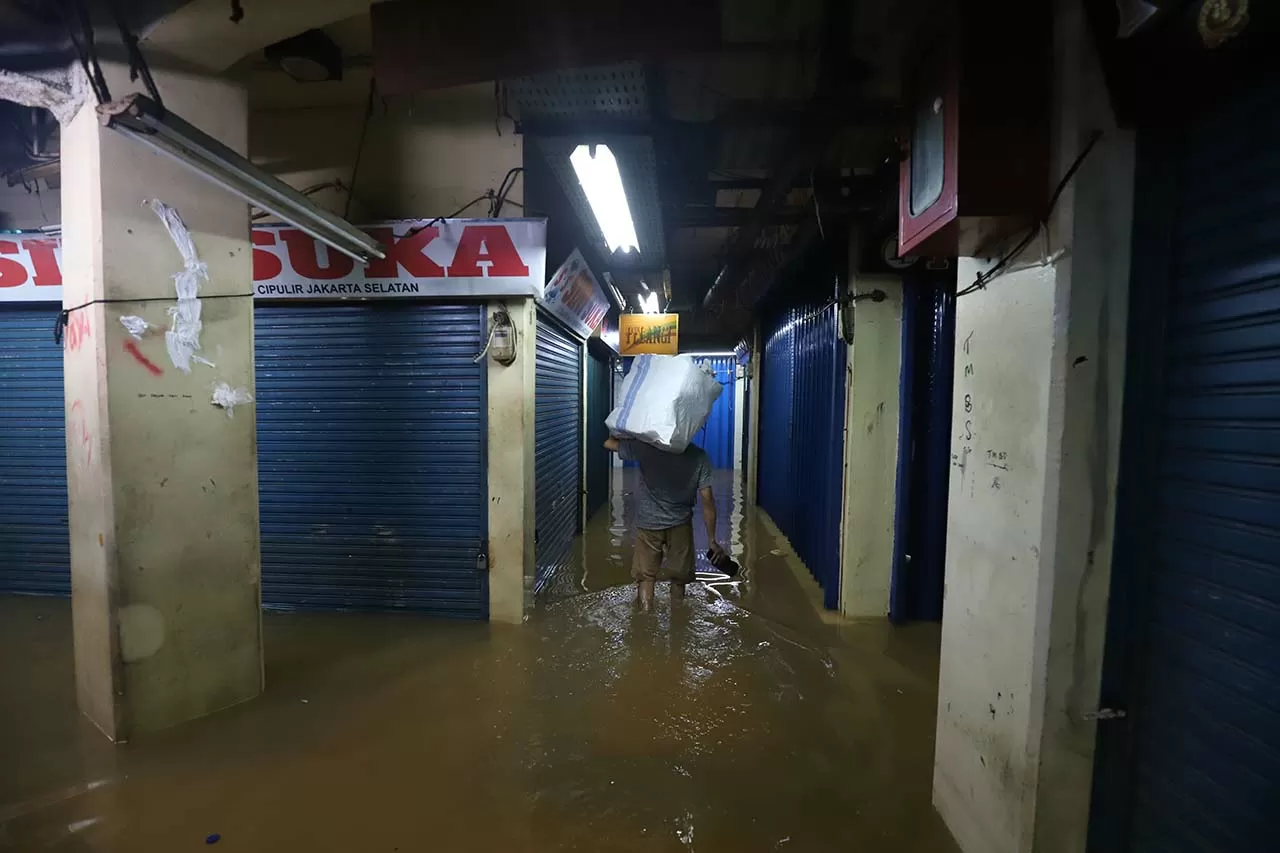 Kali Pesanggrahan Meluap,...