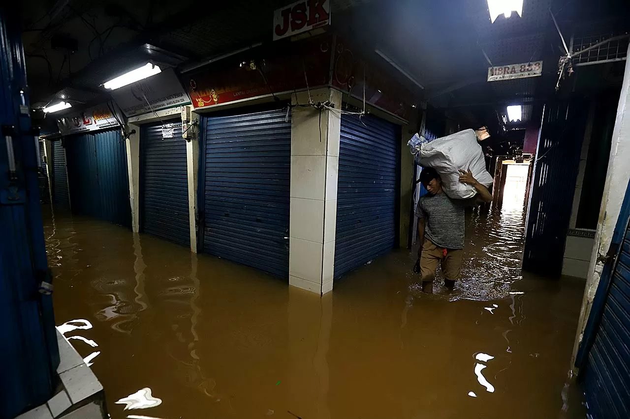 Kali Pesanggrahan Meluap,...