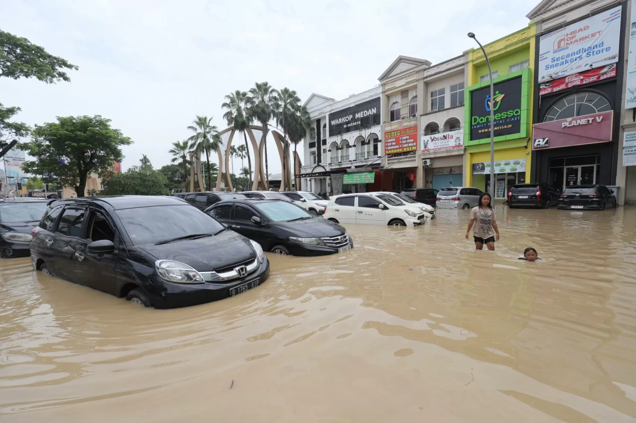 Puluhan Mobil Terendam...