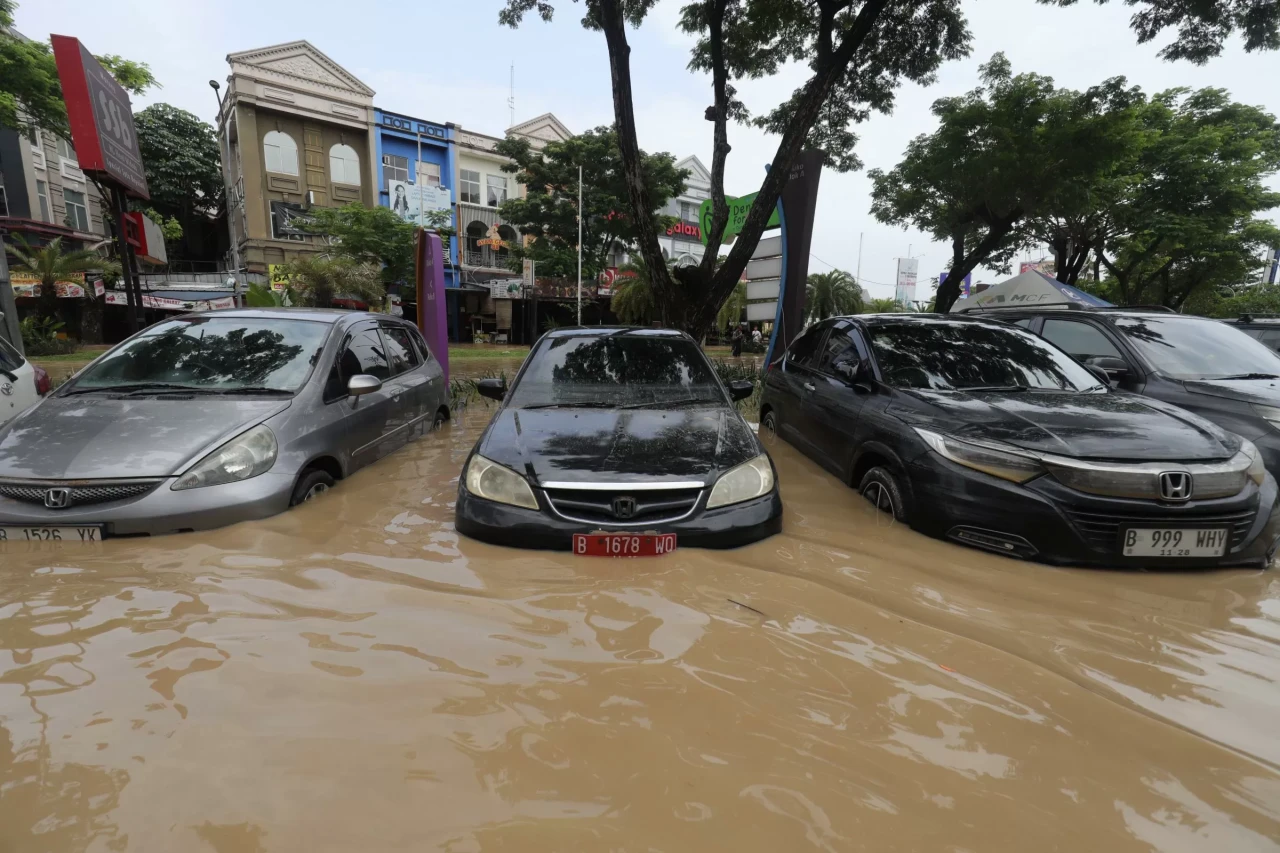 Puluhan Mobil Terendam...