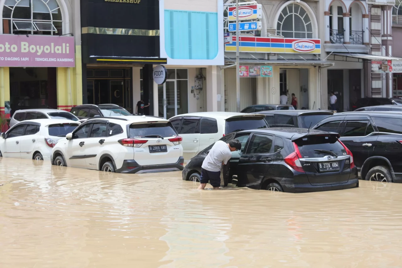 Puluhan Mobil Terendam...