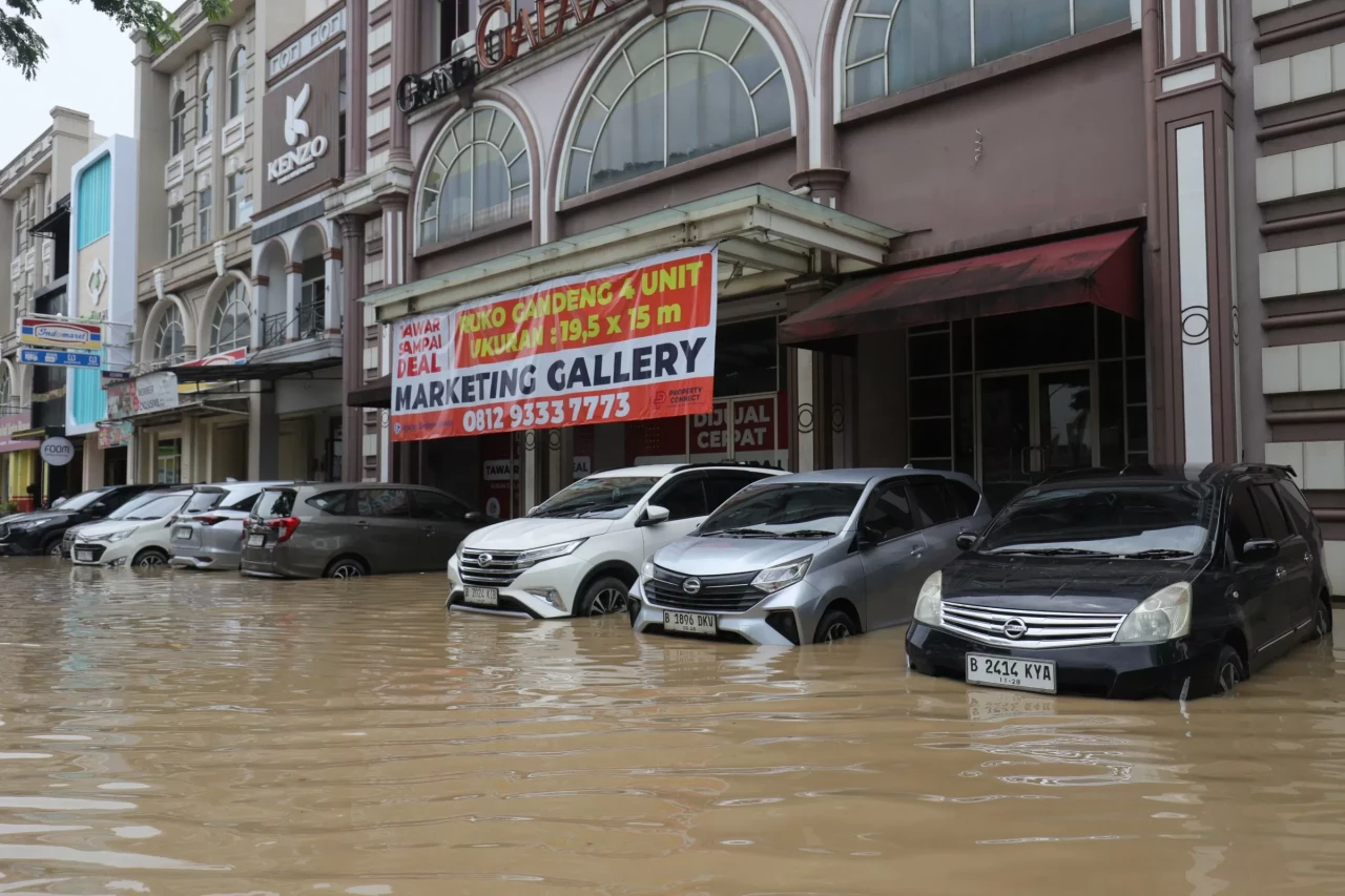 Puluhan Mobil Terendam...