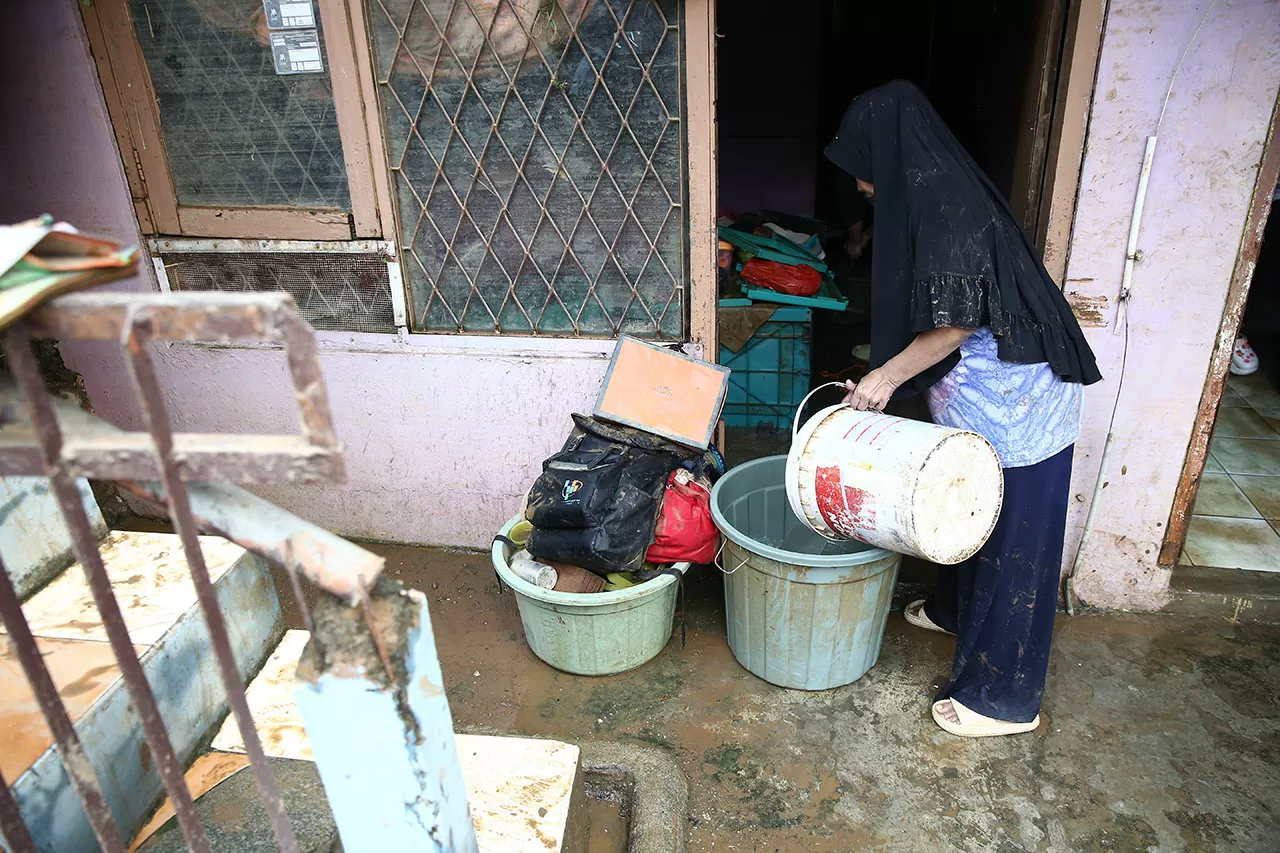 Banjir Surut, Warga...