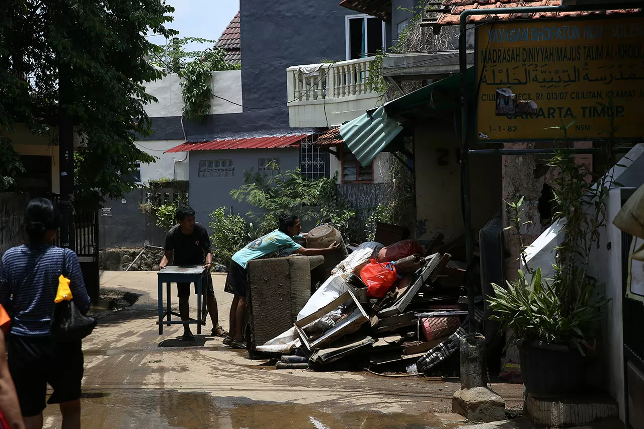 Banjir Surut, Warga...