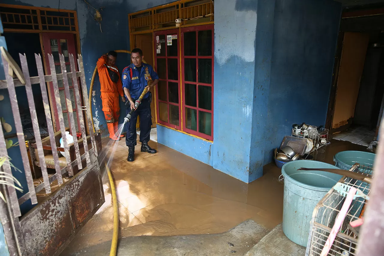 Pasca Banjir, Petugas...