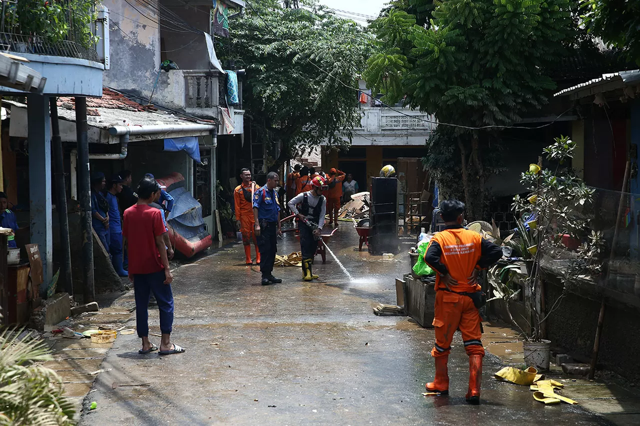 Pasca Banjir, Petugas...