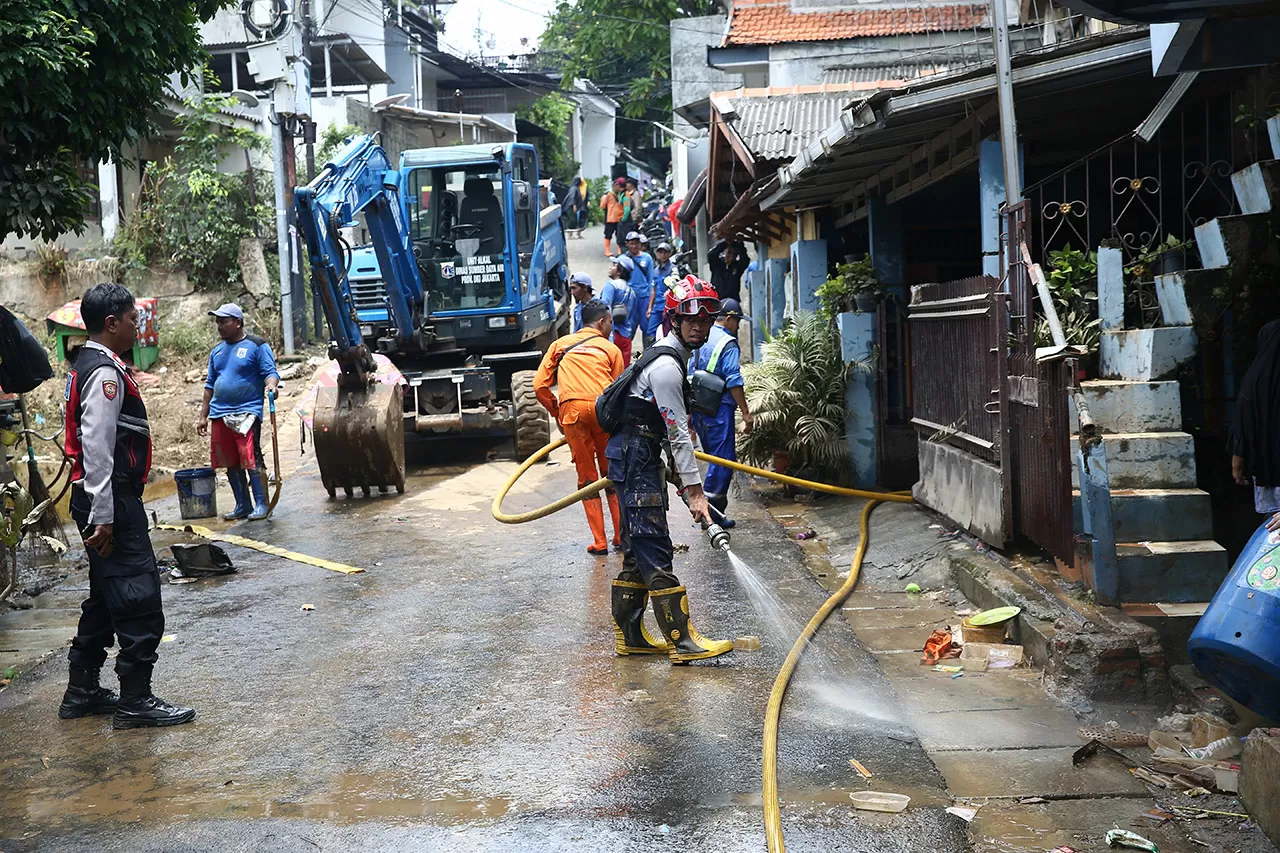 Pasca Banjir, Petugas...
