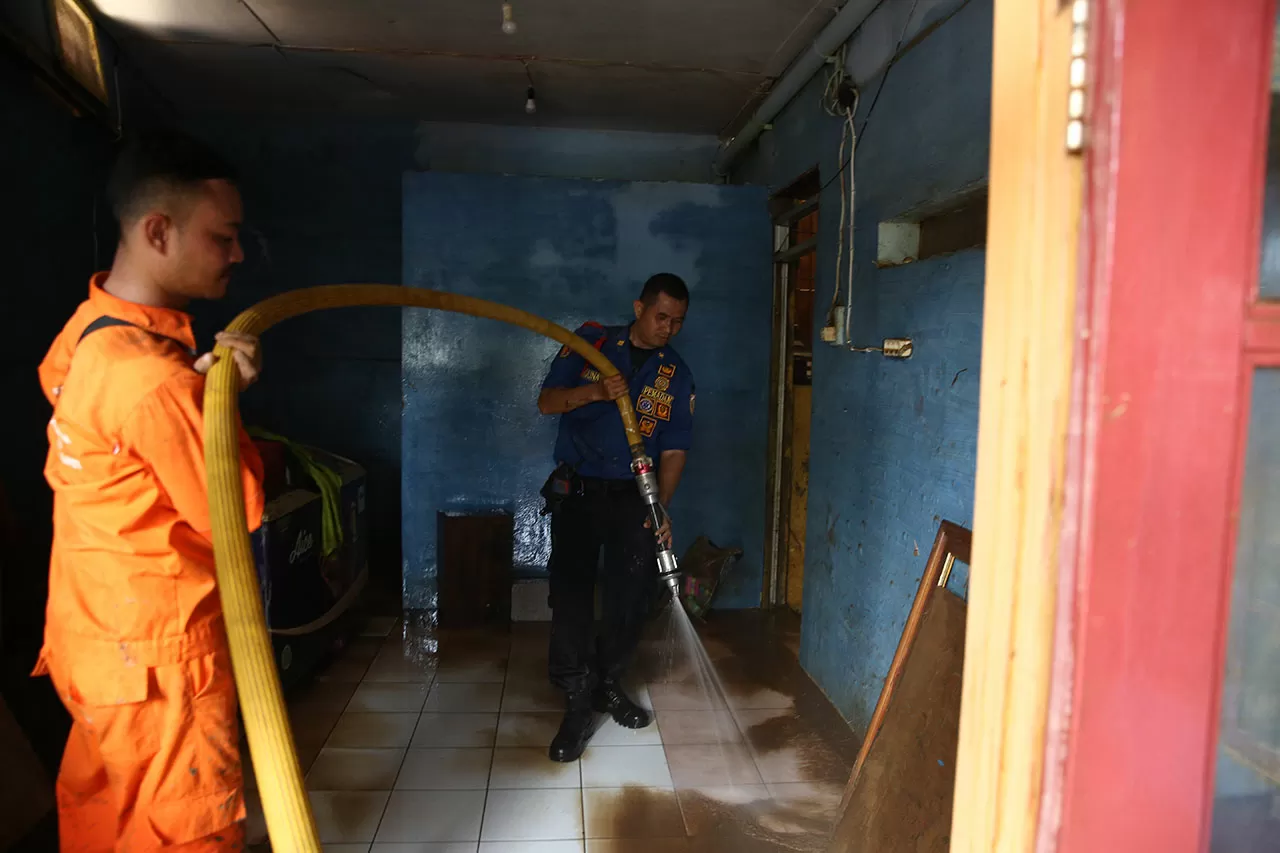 Pasca Banjir, Petugas...